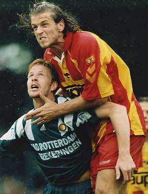Cees Marbus (boven) in duel met John van Loen Cees Marbus voetbal